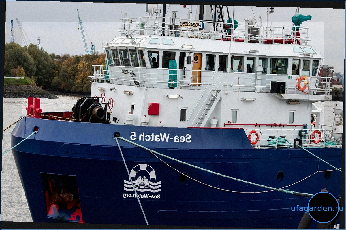 Спасательное судно "Sea-Watch 5" обстреляно ливийской береговой охраной